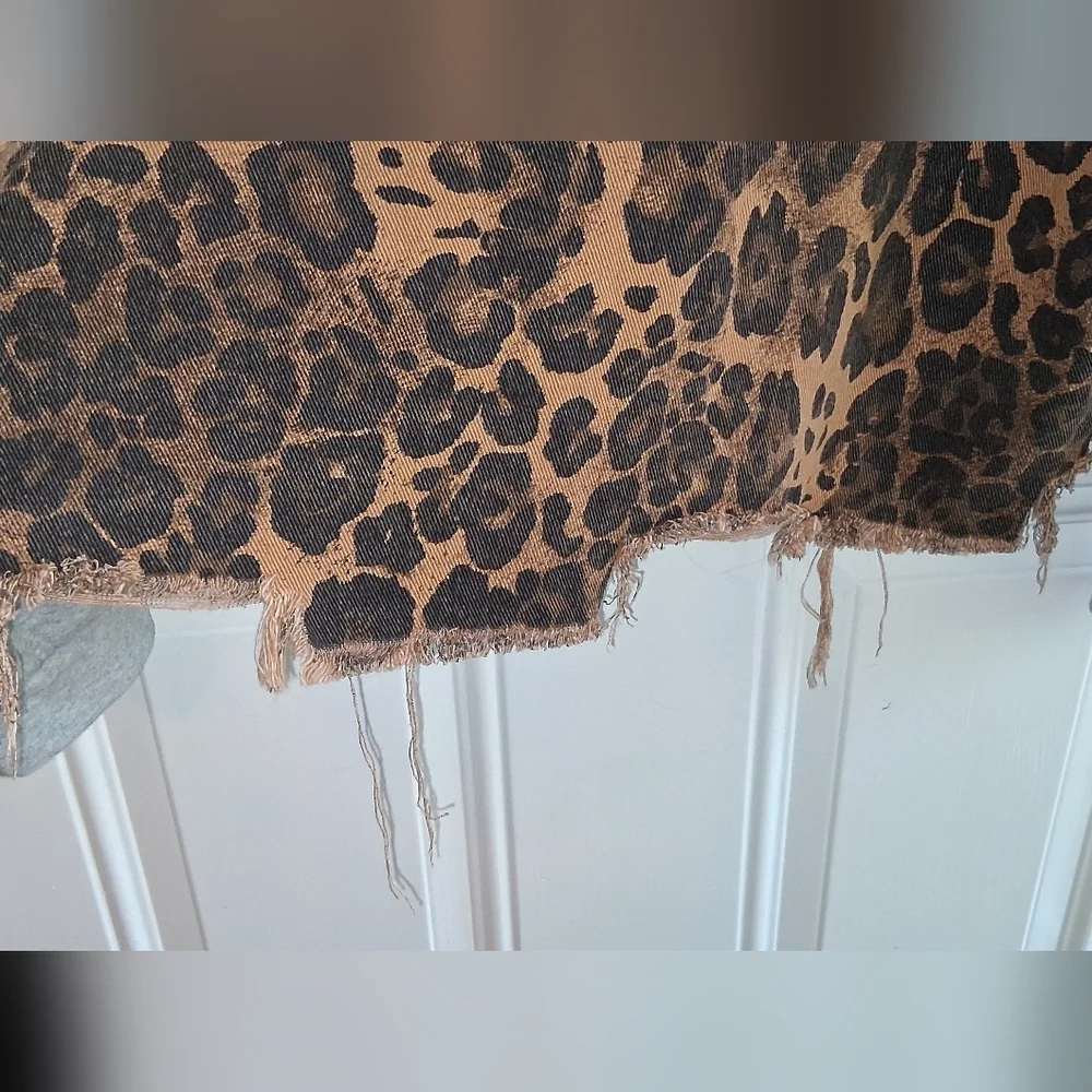 Leopard Print Denim Jacket with Gray Sleeves - Picture 5 of 10